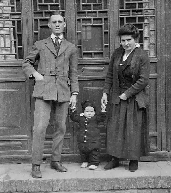 美国人在鞋盒里发现了6000张中国老照片，轰动全世界