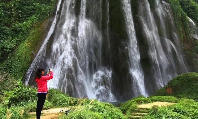 德天瀑布周边瀑布群,如此壮观还在公路旁,本地人:0门票,服不服
