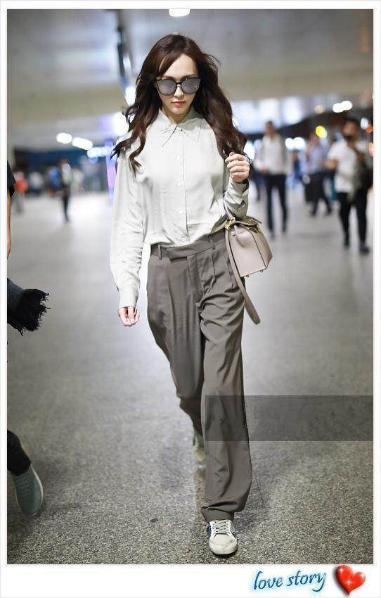 看了罗晋的穿着打扮，再看看唐嫣的穿着打扮，网友:配一脸