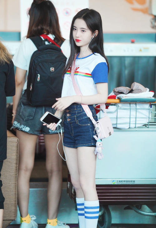 她顶着错误名号意外走红，黑料不断却发展很好，气质清纯穿搭时尚