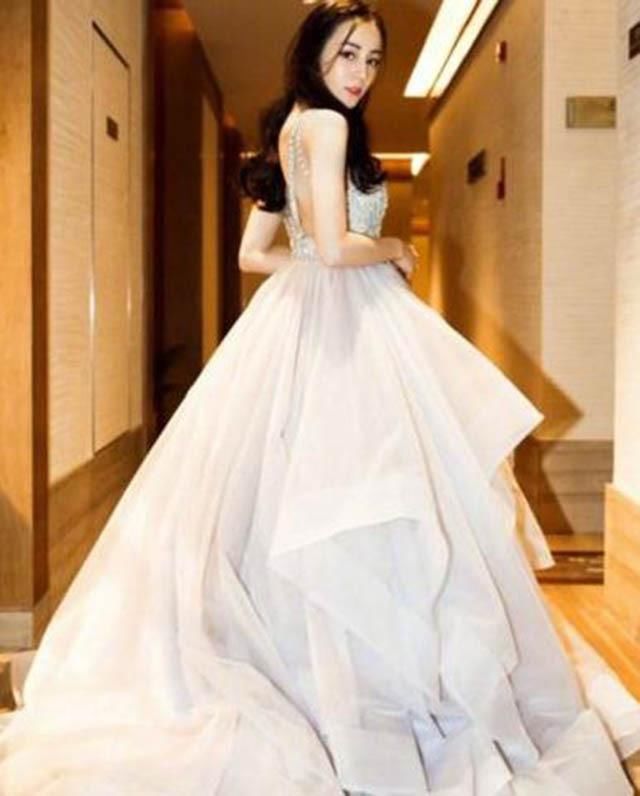 女神都爱真空露背装，杨幂性感，赵丽颖俏皮，看到热巴我傻眼了!