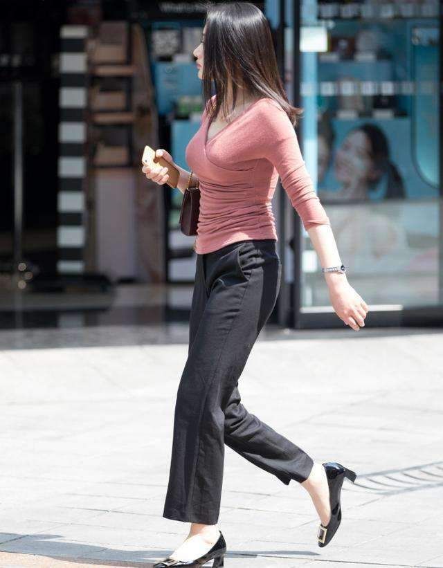 美女穿西瓜红色深V紧身衣搭黑色西裤，彰显完美的淑女气质!