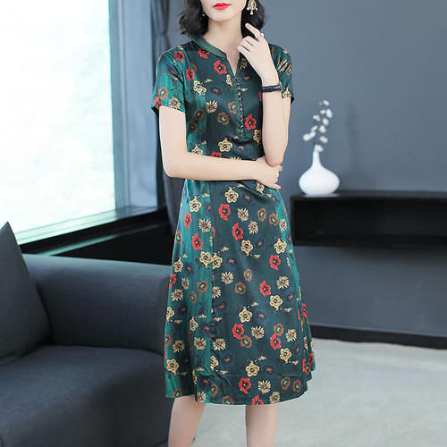 40岁女人这样穿才高雅！“素雅裙＋平鞋”，高贵大方超时尚