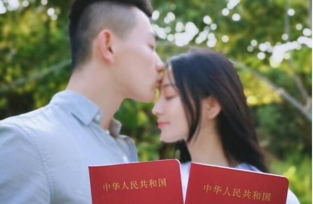 张馨予终于宣布婚讯，男方不出所料是何捷，之前的传言也得到证实