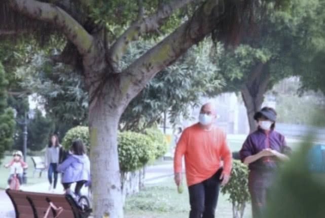  『好友』关之琳回应与光头男逛公园，称是自己健身教练，好友刘德华介绍