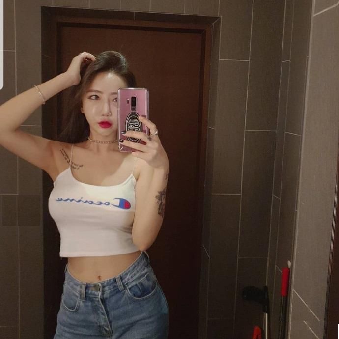 那些夜色下性感撩人的美女们 每个都是猎高富帅的好手!