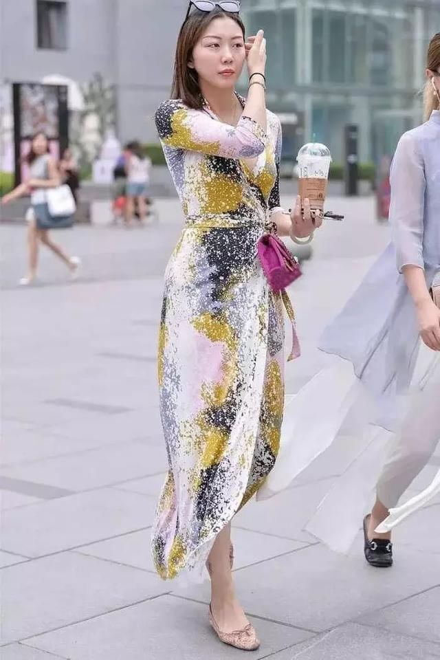 街拍：美女一袭长裙，展示高挑性感好身材，散发出青春活力气息！