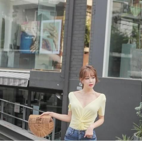 金发|“找别扭”的紧身牛仔裤,金发女神的秀女坐姿,网友:太迷人!