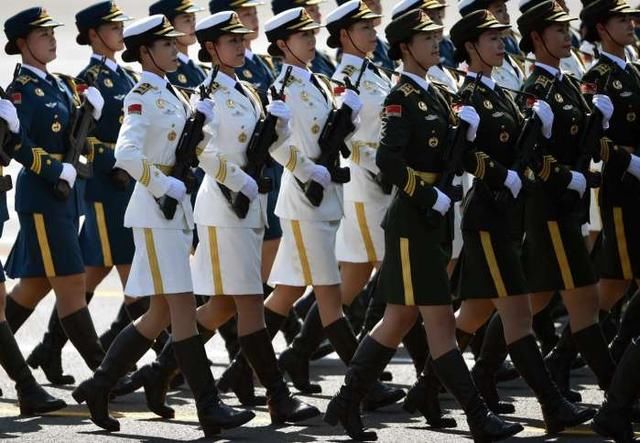 女兵入伍前后，都有什么样的改变？看完国人忍不住自豪