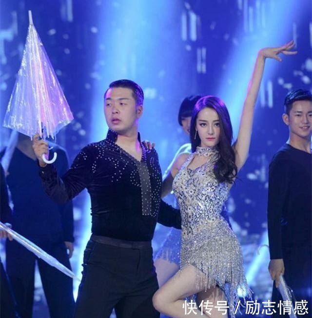 江疏影和迪丽热巴同穿流苏裙，一个妩媚一个风情万种谁更美