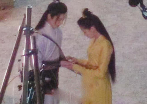  『拍摄』鹿晗吃醋？关晓彤复工与男星拍吻戏，画面让人面红耳赤