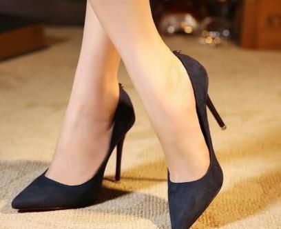 高跟鞋让女性穿得那么痛苦，它是如何流行起来的？