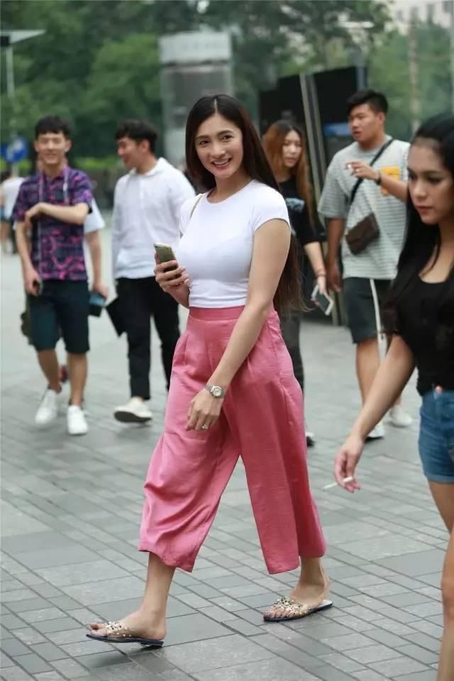 街拍:温柔漂亮的大姐，回眸眼睛会放电!