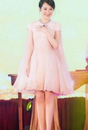 许晴裙子下面穿秋裤，还把秋裤塞凉鞋，网友：像农村大妈