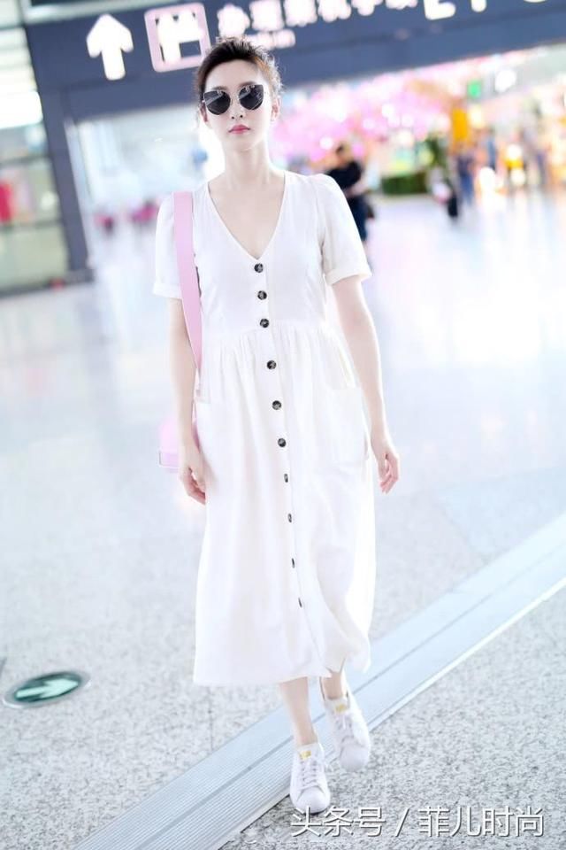 江疏影还真是会搭，雪纺白衬衫配蓝短裤，暴露了一双惊艳长腿！