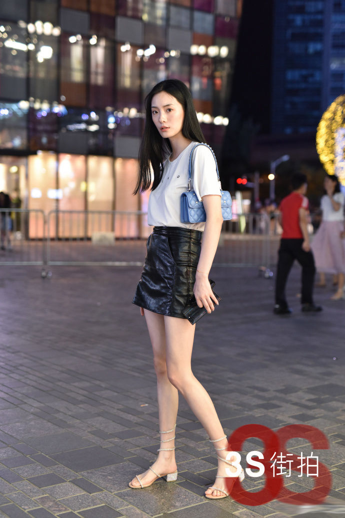 街拍北京:女孩美不美,看锁骨就知道,我最喜欢图2!