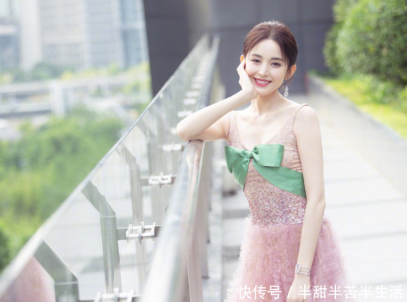 同穿吊带连衣裙，迪丽热巴美了，唐嫣美了，最亮眼的竟然是她！