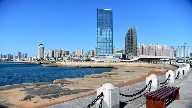  【位于】位于东北的一座城市，城市中大部分都说山东话，而不说东北话