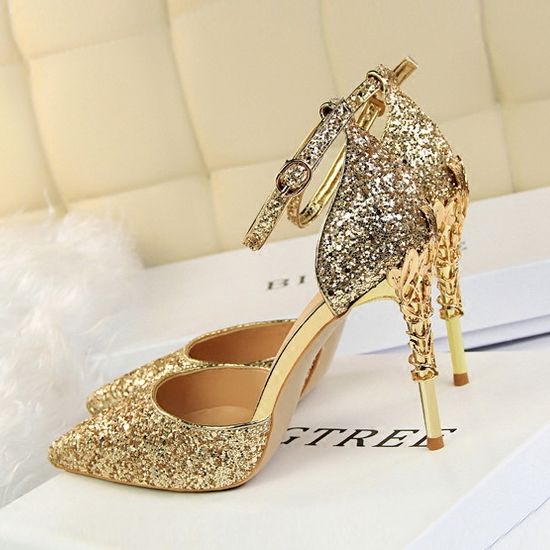 夜店女人真敢穿!这样的包臀裙+性感高跟，有种无法抗拒的魅力