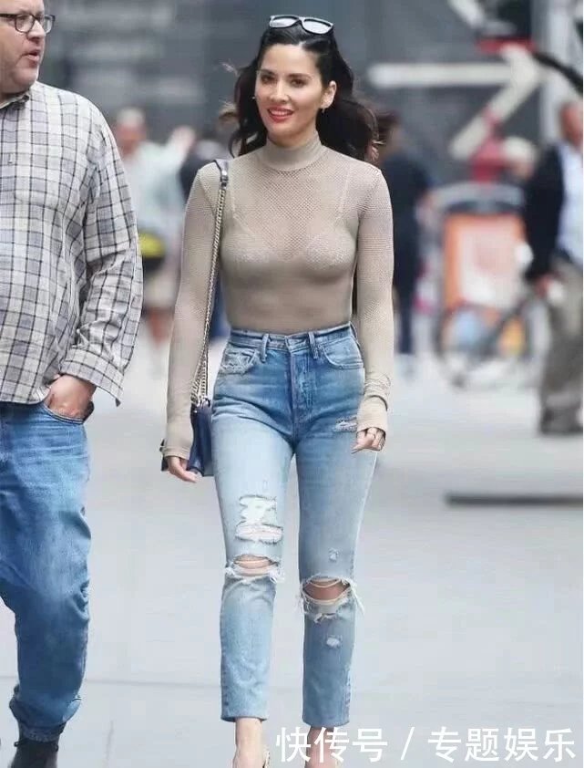 小姐姐身穿紧身牛仔裤给人亲近无压力的暖女形象，美没有约束