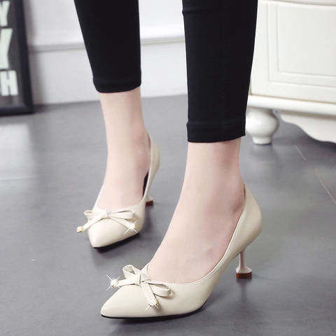 老婆从不穿高跟鞋,这次我给买了两双高跟单鞋,哇穿上太有女人味