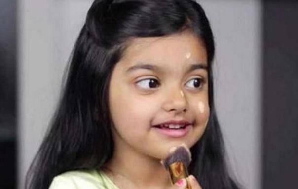 4岁小女孩化妆技术逆天，抹眼影打粉底让阿姨们都自愧不如