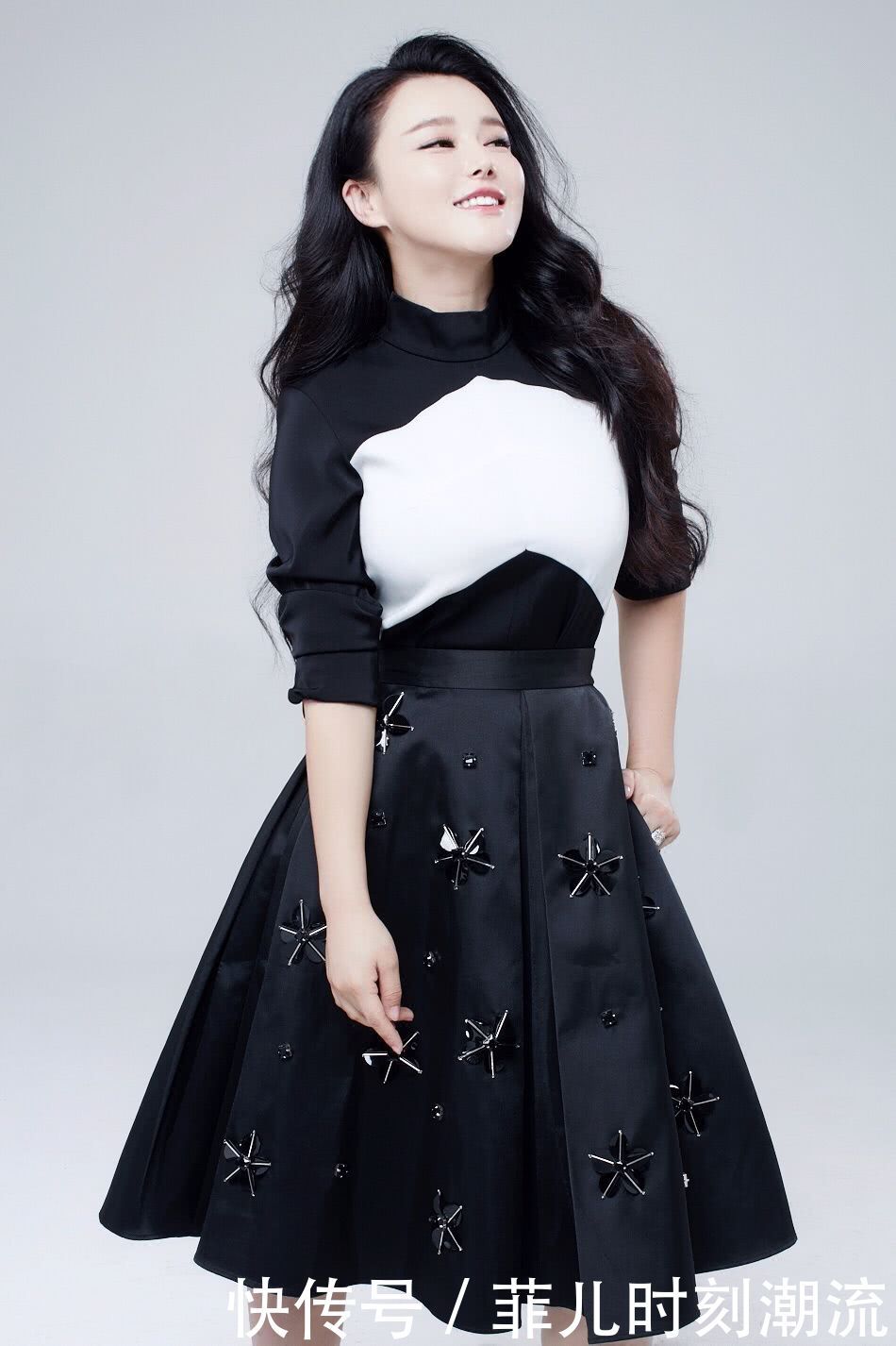 冉莹颖本想穿露脐装秀身材，却被吐槽有“游泳圈”网友：好尴尬！