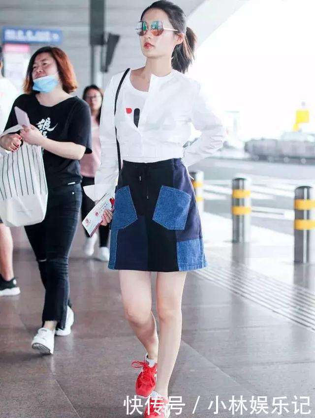 李沁喜欢穿短裙也实在太短了, 难怪一直用包包挡住 网友: 太大胆