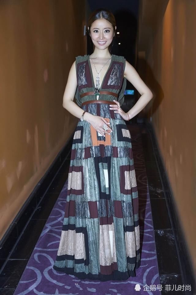 林心如出席活动，裙子下穿小黑裤居然不丑，网友：42岁就该这样穿