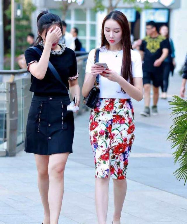 街拍:养眼的闺蜜们,不仅长得漂亮,身材也好的没话说!