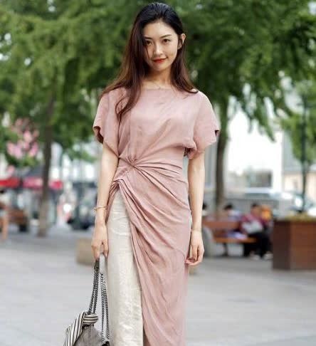  气质|街拍连衣裙美女，展现女性特有的温柔气质