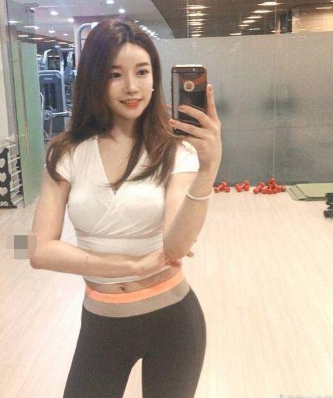 国色天香的打底裤美女，傲人丰腴的身材，彰显成熟女神独特气质！