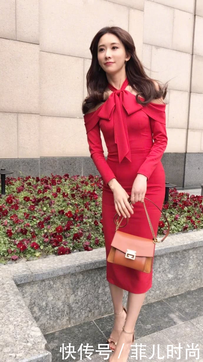 林志玲穿3D版条纹连衣裙，中间还露了个洞，网友：好身材藏不住