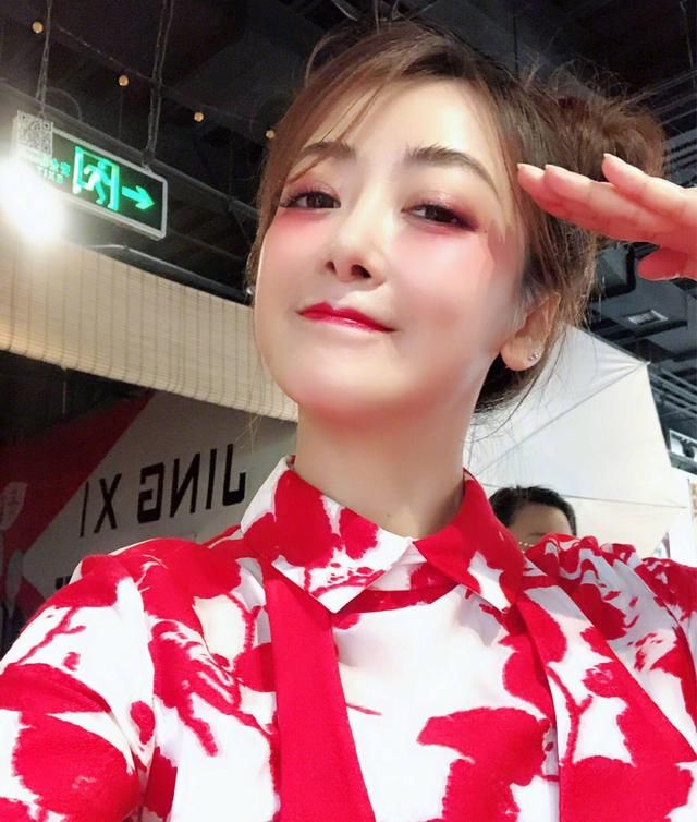 陈紫函的妆容可真是美，这是叫做桃花妆？