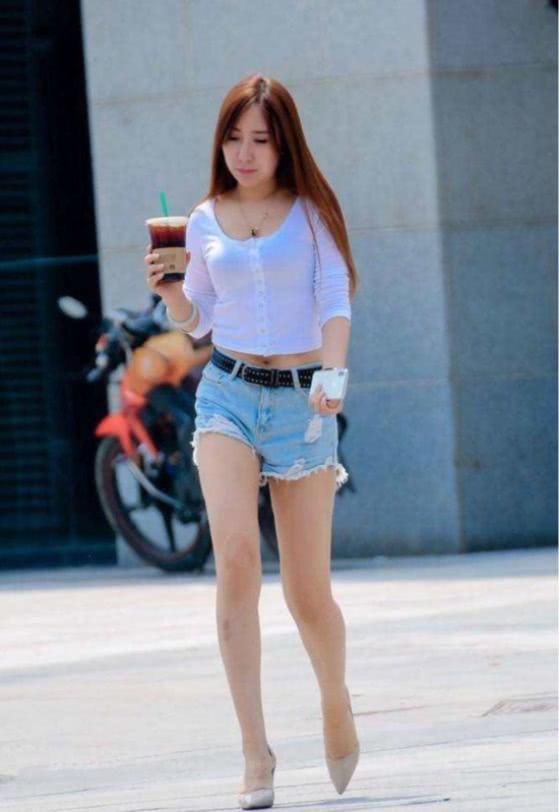 路人街拍，牛仔短裤搭配白色T恤，隐隐约约的小蛮腰真是太迷人了