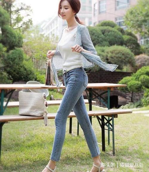 街拍,小姐姐穿着靓丽,身材苗条,噘嘴的动作可爱又不失性感!