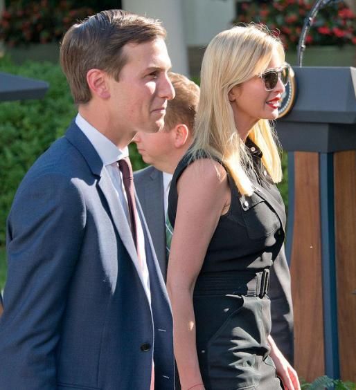 37岁的伊万卡:锁骨玉颈很迷人，最后一张与老公深夜喝酒!