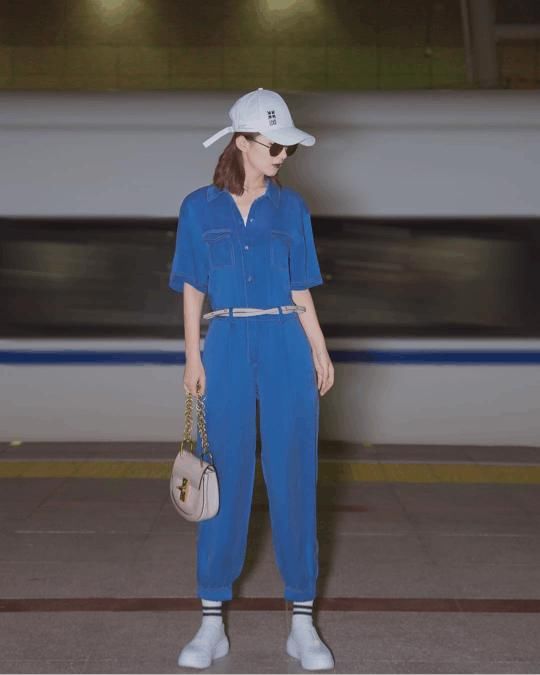 赵丽颖一改清新形象，穿上牛仔连体裤，一样时尚养眼