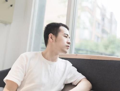 中分发型■男生别急着剪“寸头”,这3款发型也超帅气,时尚显活力