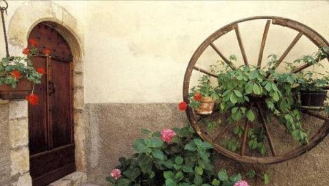 庭院不需太奢华，或一盆花，或一个老物件就能让庭院惬意起来