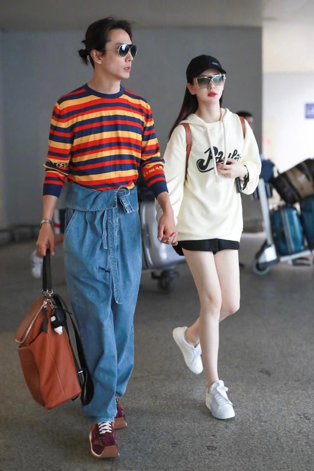 戚薇短裤穿的太短了，怪不得双腿夹这么紧，网友:站着都尴尬!