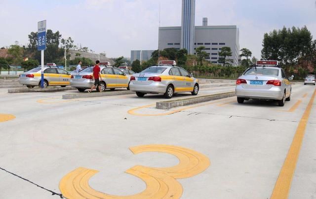 科目二通过速度太快,考官直接给0分,拿着驾照