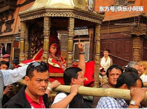 尼泊尔活女神，脚不能沾地，国王见了也得下跪，退位之后无人敢娶