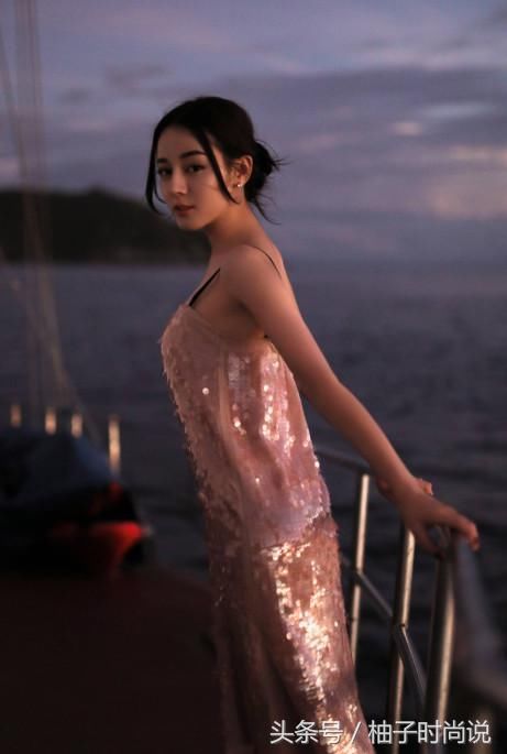 迪丽热巴与奚梦瑶同穿亮片裙，不输超模，网友：性感与骨感的区别