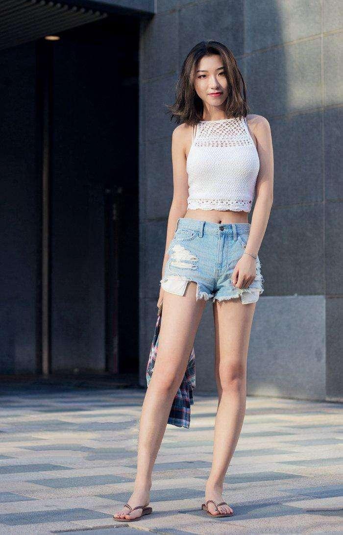 夏季这样穿牛仔热裤, 清凉又百搭, 也不失魅力小性感