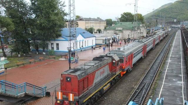  【贝加尔湖】这条铁路堪称：用火药炸出来，一天只修50米，不是