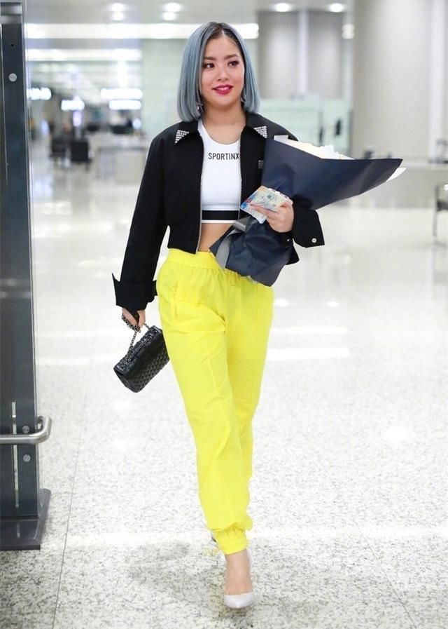 王菊是“魔鬼”身材，穿短裤腿粗的很强壮，穿长裤反倒显身材好!