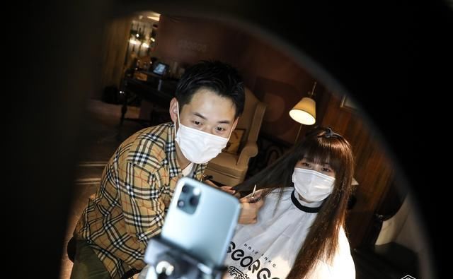  『爆款』造型师“云复工”做直播 女生扎堆爱上Lisa刘海 成今年爆款发型
