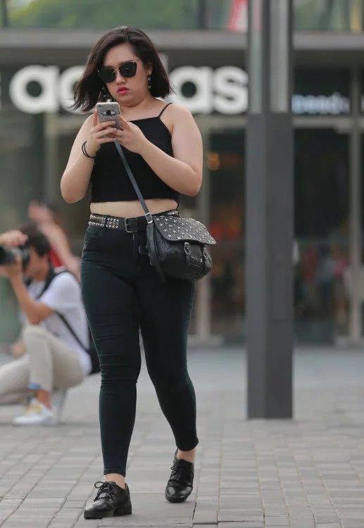 膀大腰圆的小姐姐身穿紧身裤，这丰乳肥臀适合你的口味吗