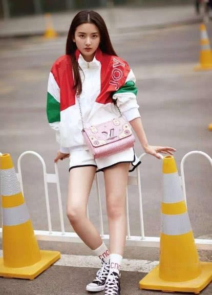 宋祖儿咋想的？居然穿这么丑的裤子出来街拍，整体气场瞬间垮掉